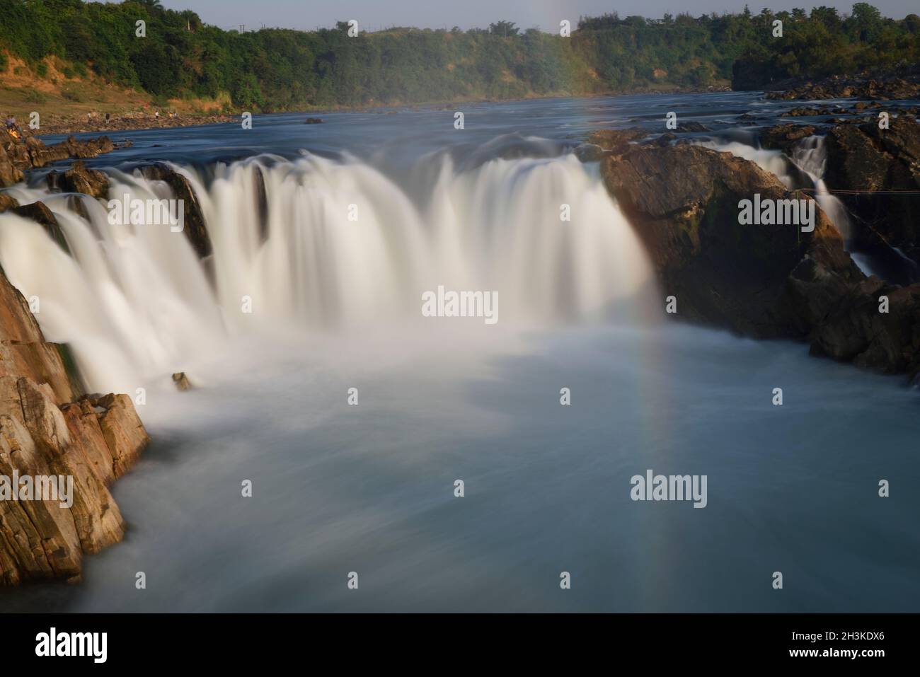 Dhuandhar Wasserfall in Bhedaghat, Jabalpur, Madhya Pradesh, Indien. Milchiger Blick des Wasserfalls mit langer Belichtung. Stockfoto