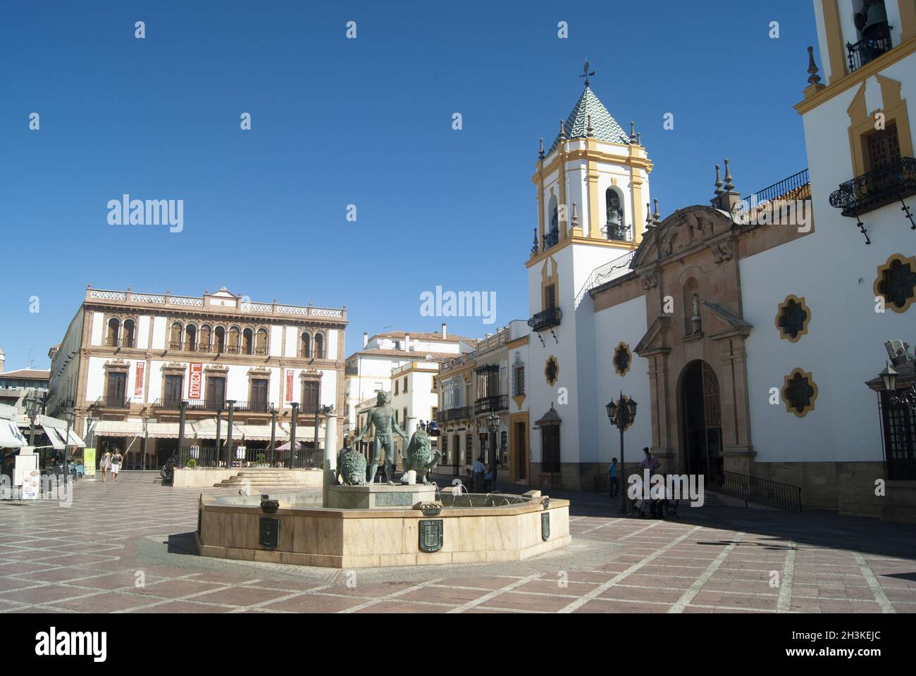 Ronda - Spanien - August 15 2012 : Charming Socorro Square elegante Fußgängerzone plaza gesäumt mit Restaurants und Bars Landschaftsansicht mit CO Stockfoto