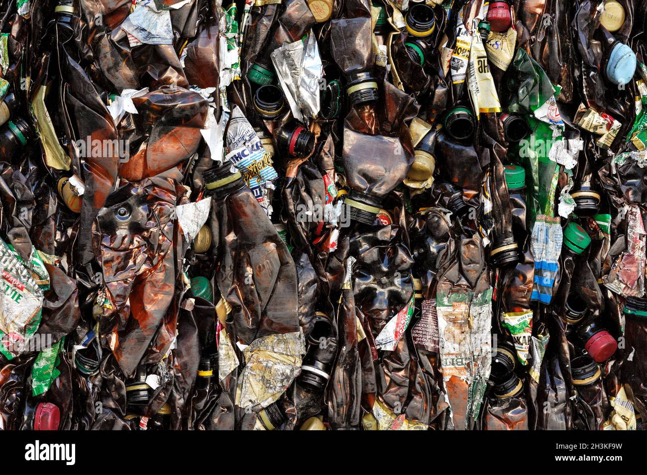 Plastikflaschen in extrudierter Form in einer Anlage für die Verarbeitung von Rohstoffen. Stockfoto
