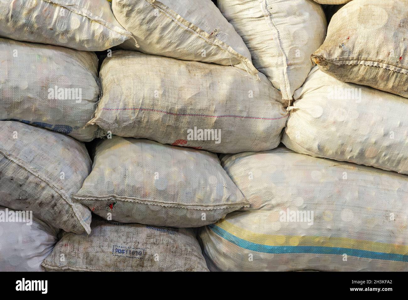 Weiß Beutel mit Kunststoff Flaschenverschlüsse beim Recycling der Abfälle. Stockfoto