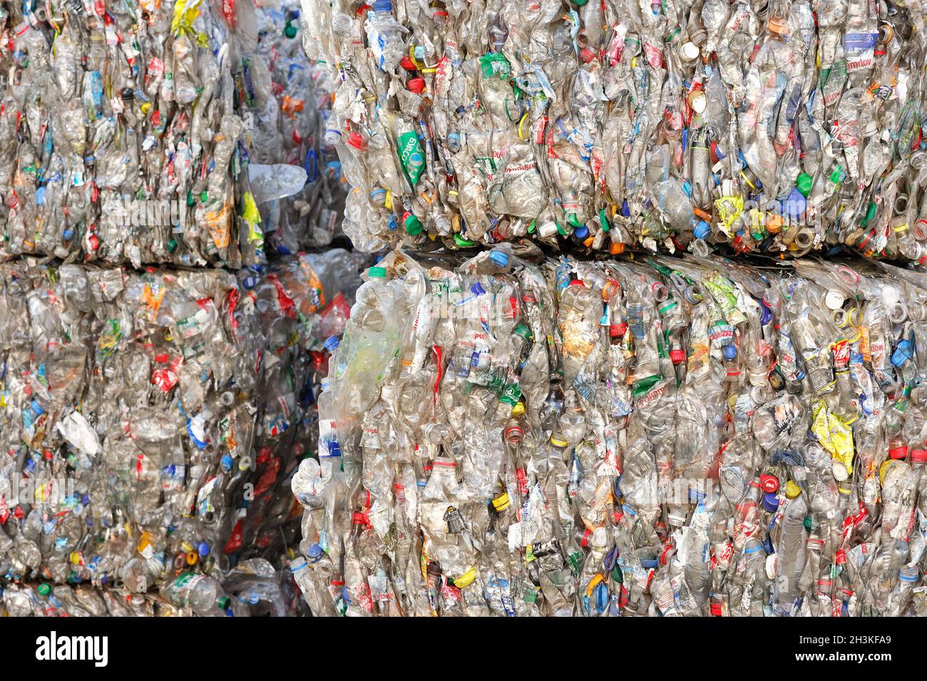 Plastikflaschen in extrudierter Form in einer Anlage für die Verarbeitung von Rohstoffen. Stockfoto