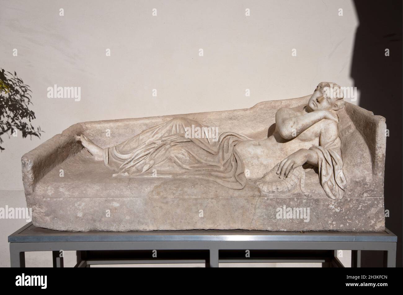 Marmorstatue der schlafenden Ariadne (Arianna Dormiente) im Kreuzgang der Villa d'Este, Tivoli, Latium, Italien Stockfoto