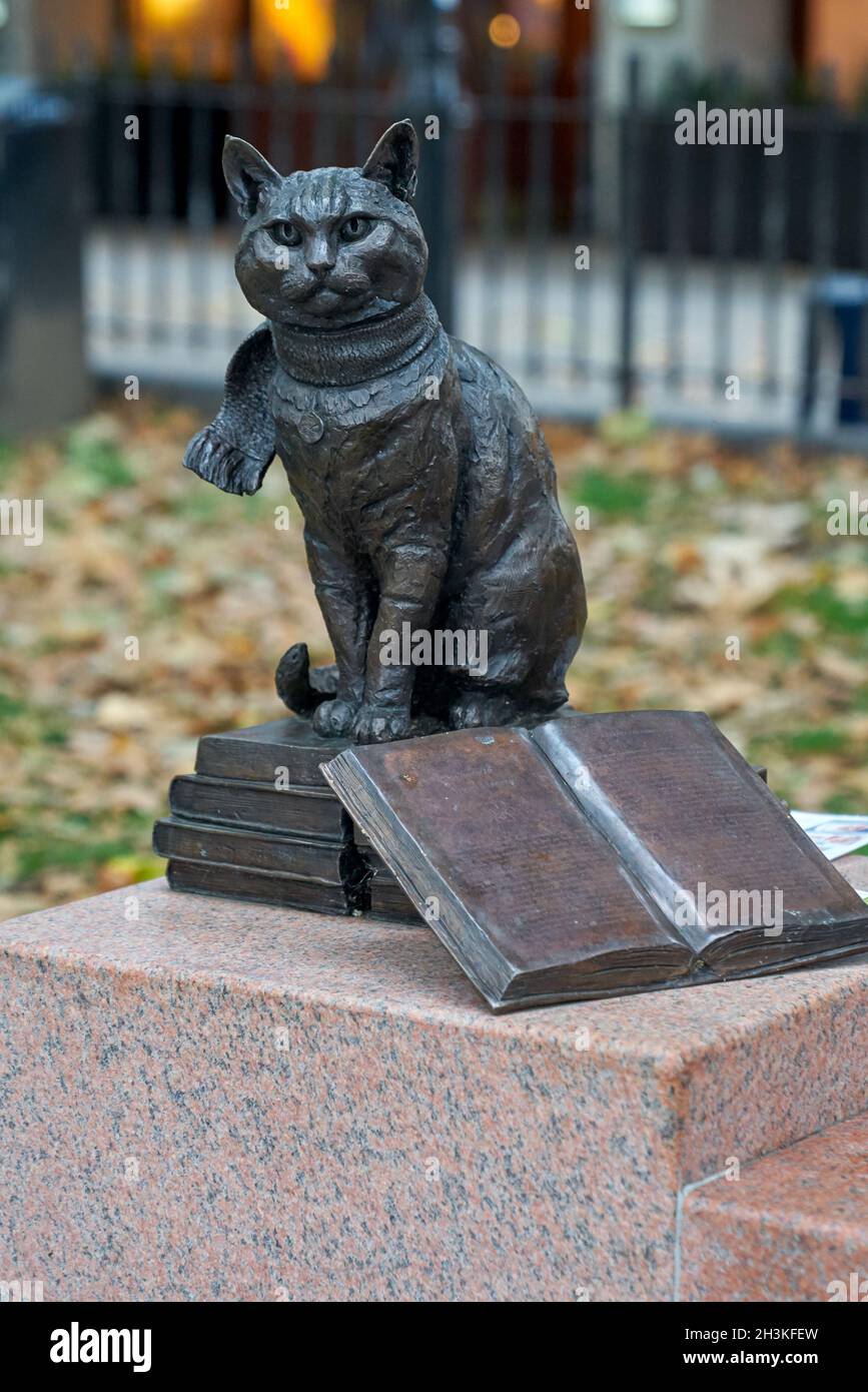 Statue von Street Cat namens Bob Islington Stockfoto