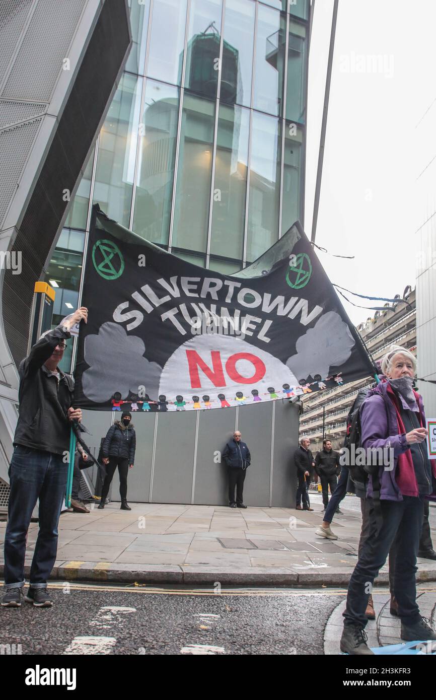 London, England, Großbritannien. Okt. 2021. Ropemakers Street, London, Großbritannien, 29. Oktober 2021. Während sich die COP 26 schnell nähert, breiten sich die Proteste von Umweltaktivisten in ganz Großbritannien aus. Stoppen Sie, dass Aktivisten des Silvertown-Tunnels ihre Kräfte bündeln und das Klima-Chaos, die Rebellion des Aussterbens unter den Hauptbüros von Macquarie für eine feierliche Prozession gegen die von Menschen verursachte Verschmutzung und die Londoner Pläne für den Silvertown-Tunnel, der bis 2025 fertiggestellt sein soll, definanzieren. Kredit: ZUMA Press, Inc./Alamy Live Nachrichten Stockfoto