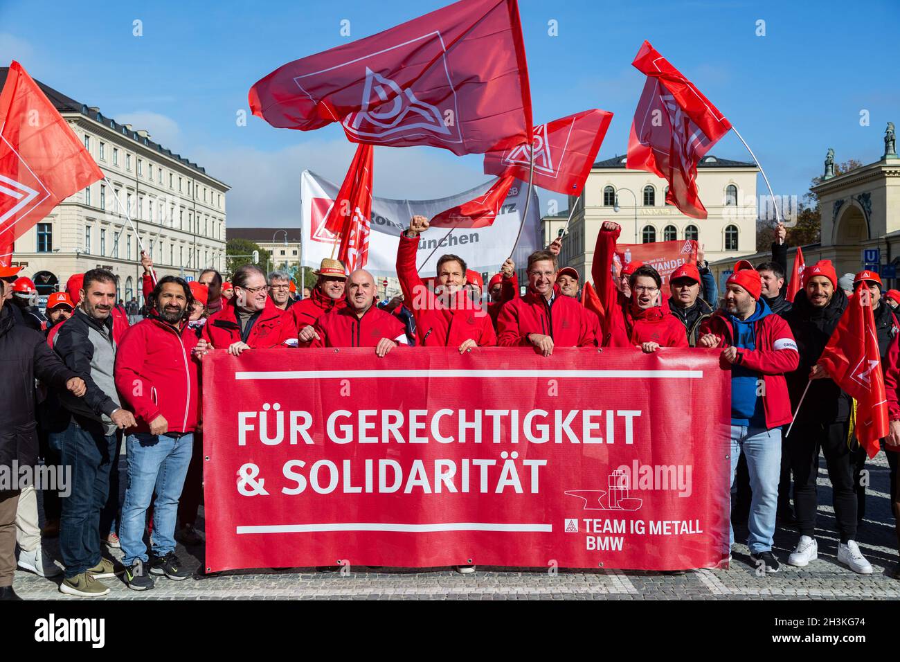 Am 29. Oktober 2021 sammeln sich ein paar wenige Hundert IG Metaller in München um von verschiedenen Fingern zu einer Kundgebung am Odeonsplatz zu demontieren. Sie forden von den Koalitionsverhandlern von SPD, Bündnis 90 / die Grünen und FDP, unter anderem Klimagerechtigkeit, faire Löhne, ein Ende der Schuldenbresse und keine Flexibilisierung der Arbeitszeiten. - am 29. Oktober 2021 versammelten sich einige Hundert Gewerkschafter der IG Metall in München, um vor der Fragestunde von CSU, SPD, Grünen und FDP zu protestieren. Sie fordern Klimagerechtigkeit, faire Löhne, ein Ende der Schuldenbremse und kein Fle Stockfoto