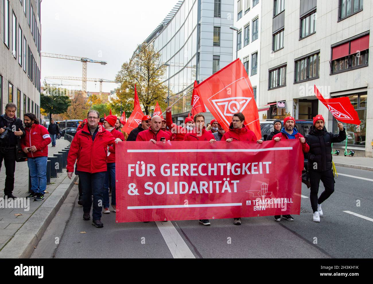 Am 29. Oktober 2021 sammeln sich ein paar wenige Hundert IG Metaller in München um von verschiedenen Fingern zu einer Kundgebung am Odeonsplatz zu demontieren. Sie forden von den Koalitionsverhandlern von SPD, Bündnis 90 / die Grünen und FDP, unter anderem Klimagerechtigkeit, faire Löhne, ein Ende der Schuldenbresse und keine Flexibilisierung der Arbeitszeiten. - am 29. Oktober 2021 versammelten sich einige Hundert Gewerkschafter der IG Metall in München, um vor der Fragestunde von CSU, SPD, Grünen und FDP zu protestieren. Sie fordern Klimagerechtigkeit, faire Löhne, ein Ende der Schuldenbremse und kein Fle Stockfoto