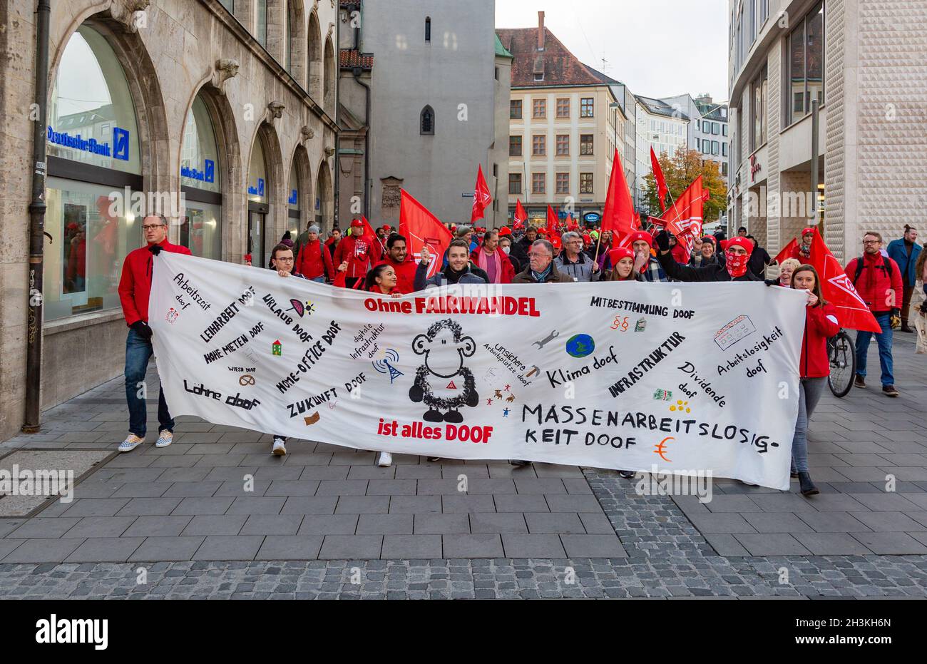 Am 29. Oktober 2021 sammeln sich ein paar wenige Hundert IG Metaller in München um von verschiedenen Fingern zu einer Kundgebung am Odeonsplatz zu demontieren. Sie bilden von den Koalitionsverhandlern von SPD, Bündnis 90/die Grünen und FDP, unter anderem Klimagerechtigkeit, faire Löhne, ein Ende der Schuldenbrems und keine Flexibilisierung der Arbeitszeiten. - am 29. Oktober 2021 versammelten sich einige Hundert Gewerkschafter der IG Metall in München, um vor der Fragestunde von CSU, SPD, Grünen und FDP zu protestieren. Sie fordern Klimagerechtigkeit, faire Löhne, ein Ende der Schuldenbremse und kein Fle Stockfoto