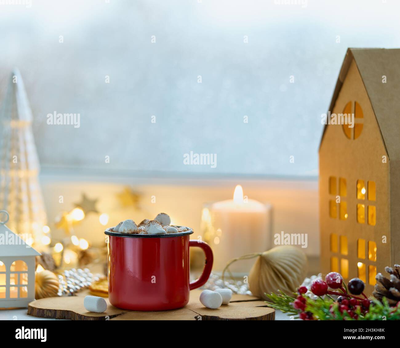 Heiße Schokolade mit Marshallows im Becher. Weihnachtliche Einrichtung. Konzept für Winterurlaub Stockfoto