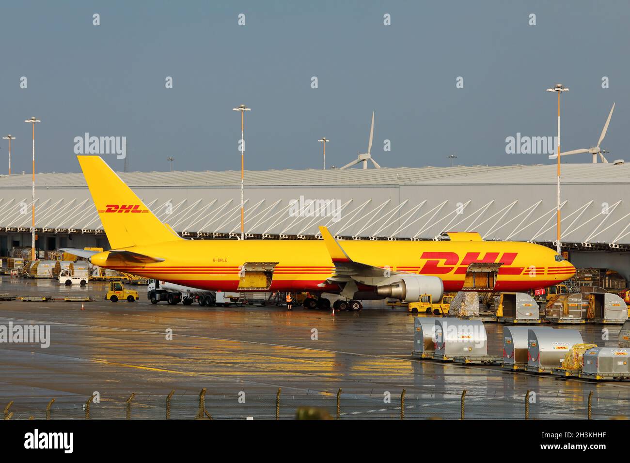 Frachtflugzeuge der Boeing 767 werden am East Midlands Airport in Großbritannien entladen. Stockfoto