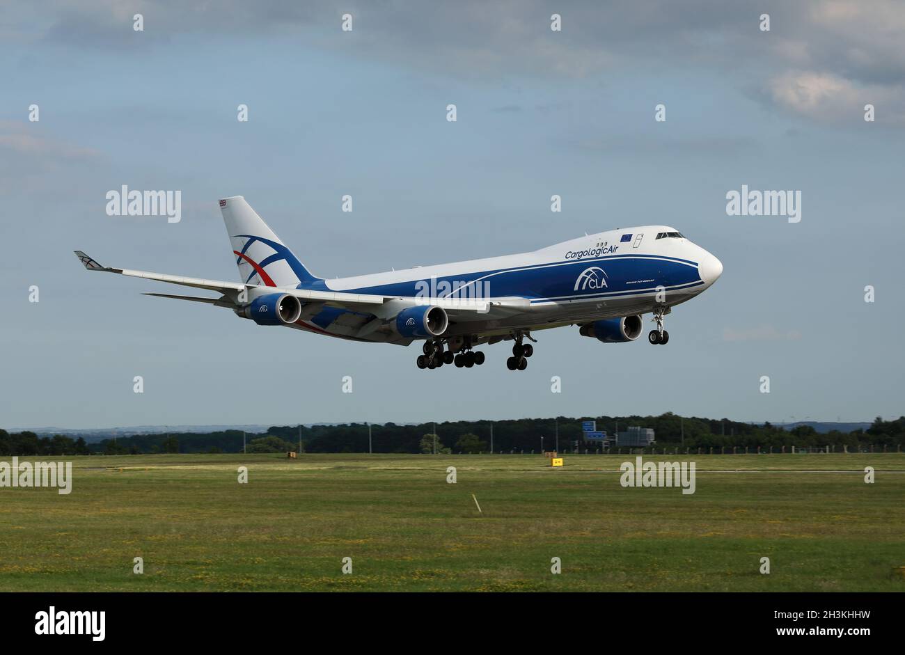 Ein Jumbo-Jet-Frachtflugzeug vom Typ Boeing 747, das am East Midlands Airport in Großbritannien landet. Stockfoto