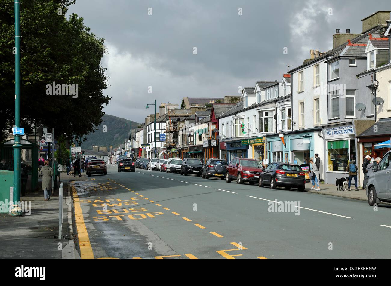 Geschäfte in High Street, Porthmadog, Wales. Oktober 2021. Stockfoto
