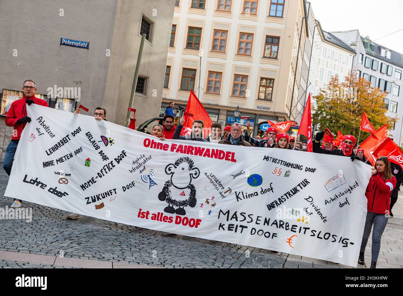 Am 29. Oktober 2021 sammeln sich ein paar wenige Hundert IG Metaller in München um von verschiedenen Fingern zu einer Kundgebung am Odeonsplatz zu demontieren. Sie bilden von den Koalitionsverhandlern von SPD, Bündnis 90/die Grünen und FDP, unter anderem Klimagerechtigkeit, faire Löhne, ein Ende der Schuldenbrems und keine Flexibilisierung der Arbeitszeiten. - am 29. Oktober 2021 versammelten sich einige Hundert Gewerkschafter der IG Metall in München, um vor der Fragestunde von CSU, SPD, Grünen und FDP zu protestieren. Sie fordern Klimagerechtigkeit, faire Löhne, ein Ende der Schuldenbremse und kein Fle Stockfoto