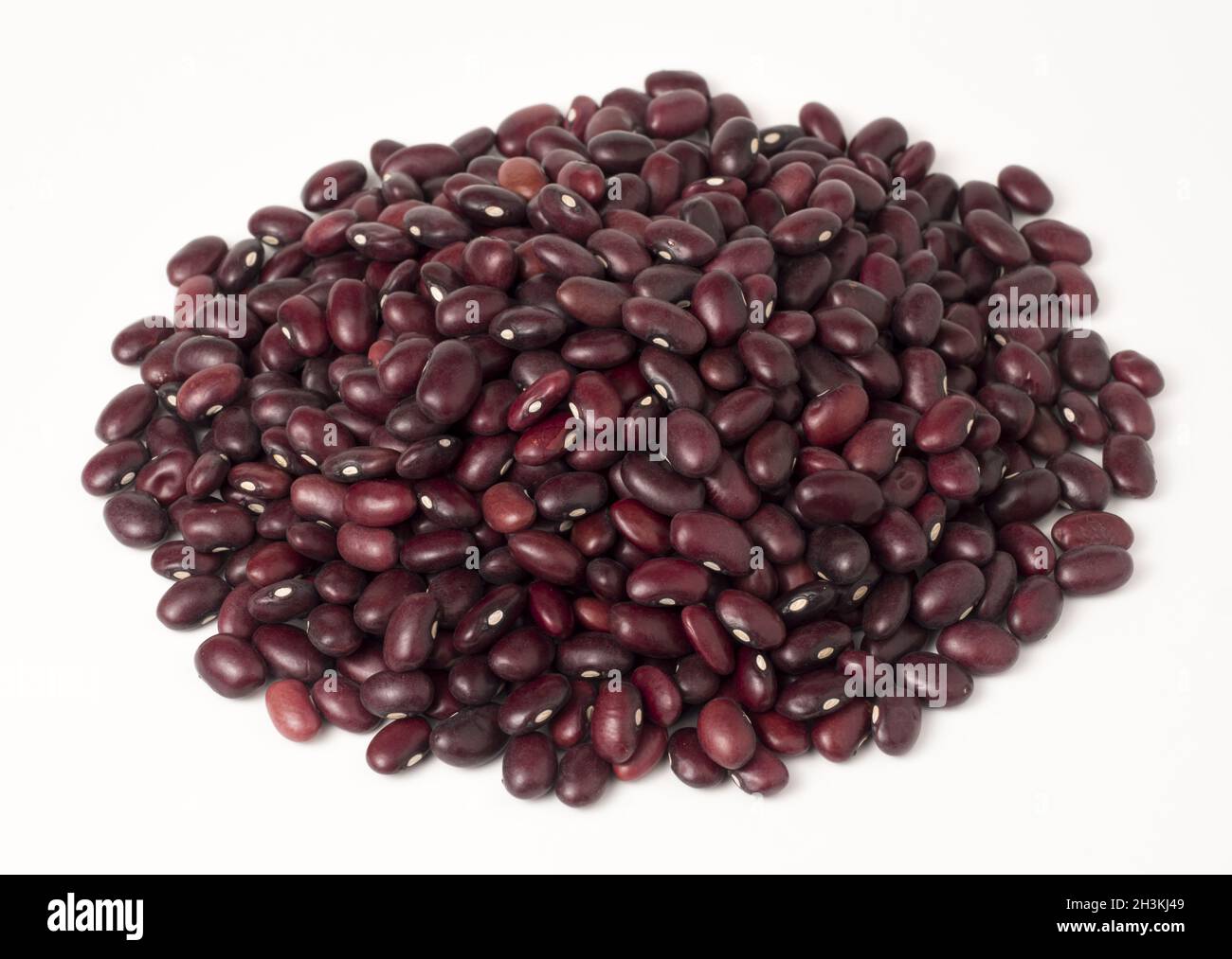 Rote Bohnen auf weißem Hintergrund. Stockfoto
