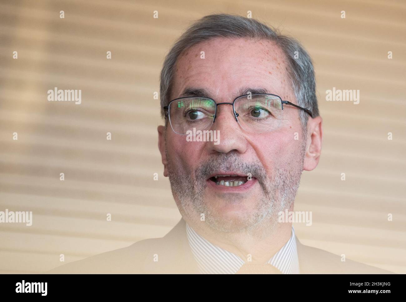 Berlin, Deutschland. Okt. 2021. Matthias Platzeck, ehemaliger Ministerpräsident von Brandenburg, spricht nach Tarifverhandlungen auf einer Pressekonferenz. Im Tarifkonflikt bei den Tochtergesellschaften der staatlichen Vivantes-Kliniken haben sich die Gewerkschaft Verdi und der Krankenhausrat auf ein Eckpunktepapier geeinigt. Quelle: Christophe Gateau/dpa/Alamy Live News Stockfoto