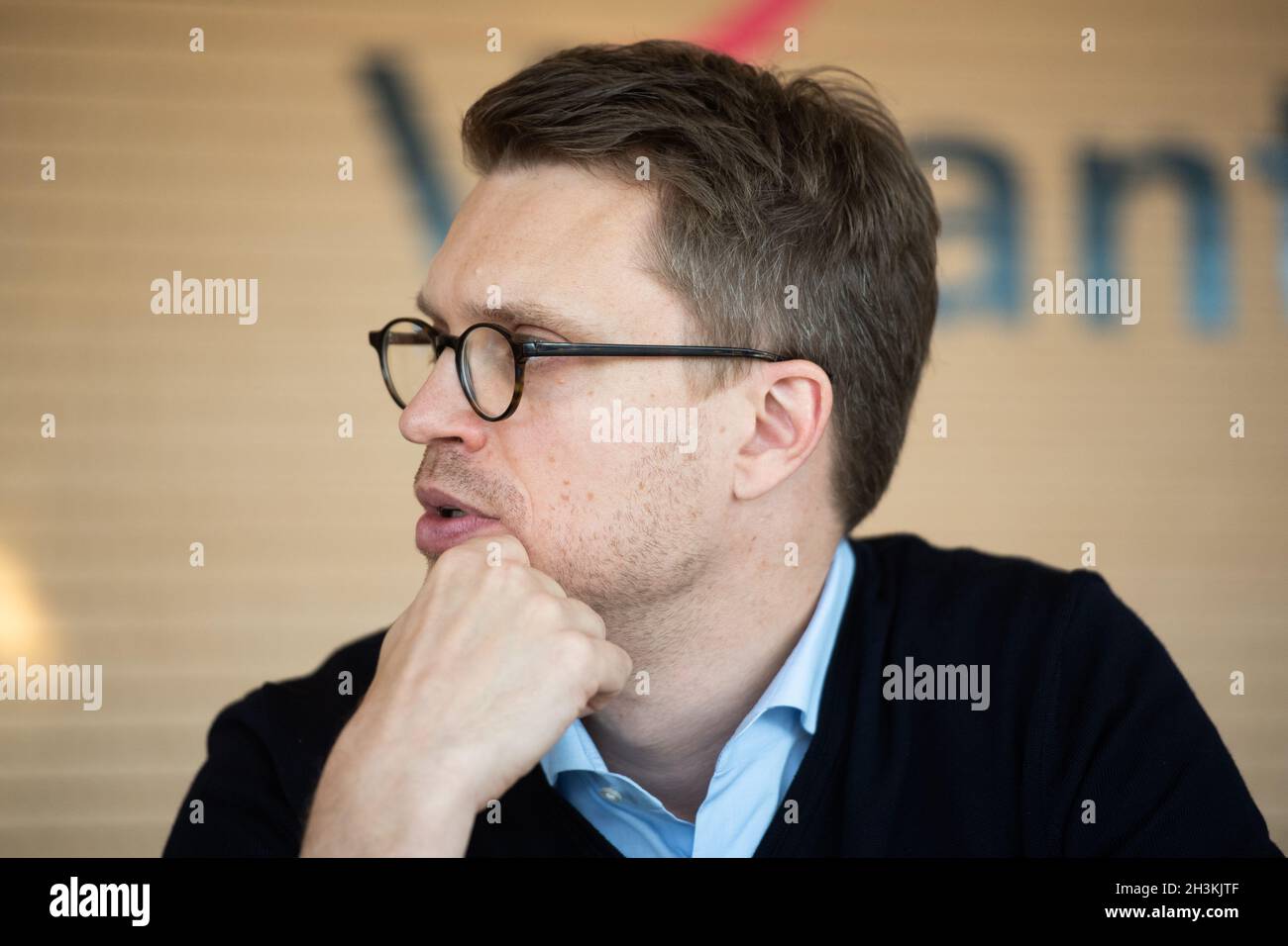 Berlin, Deutschland. Okt. 2021. Johannes Danckert, amtierender Vorsitzender der Vivantes-Geschäftsführung, spricht nach Tarifverhandlungen auf einer Pressekonferenz. Im Tarifkonflikt bei den Tochtergesellschaften der staatlichen Vivantes-Kliniken haben sich die Gewerkschaft Verdi und die Krankenhausleitung auf ein Eckpunktepapier geeinigt. Quelle: Christophe Gateau/dpa/Alamy Live News Stockfoto