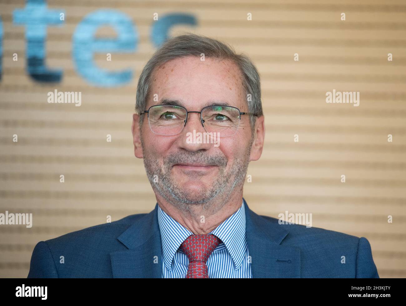 Berlin, Deutschland. Okt. 2021. Matthias Platzeck, ehemaliger Ministerpräsident von Brandenburg, spricht nach Tarifverhandlungen auf einer Pressekonferenz. Im Tarifkonflikt bei den Tochtergesellschaften der staatlichen Vivantes-Kliniken haben sich die Gewerkschaft Verdi und der Krankenhausrat auf ein Eckpunktepapier geeinigt. Quelle: Christophe Gateau/dpa/Alamy Live News Stockfoto