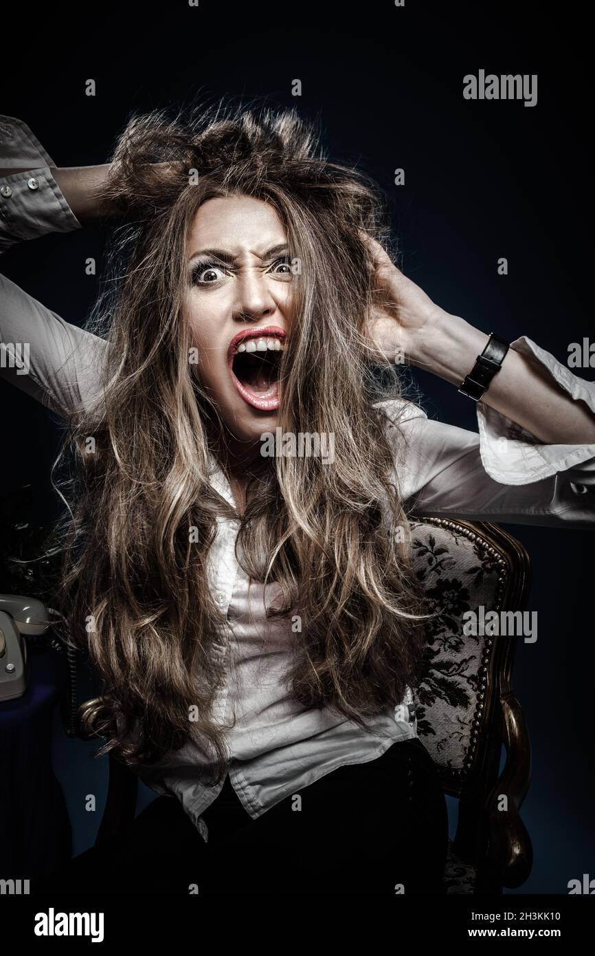 Portrait junge wütende Frau. Negatives menschliches Emotionsgesicht Stockfoto