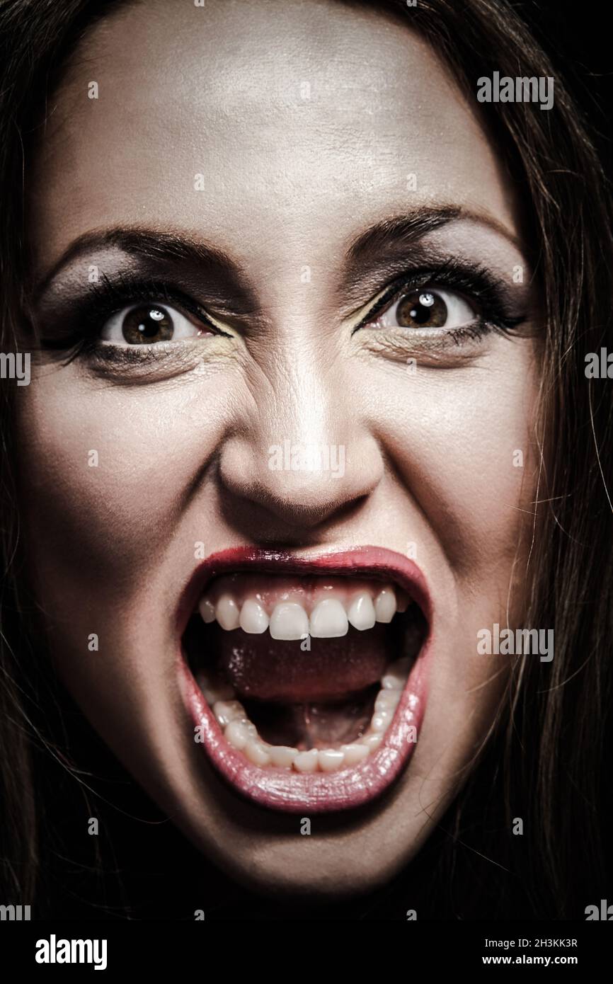 Portrait junge wütende Frau. Negatives menschliches Emotionsgesicht Stockfoto