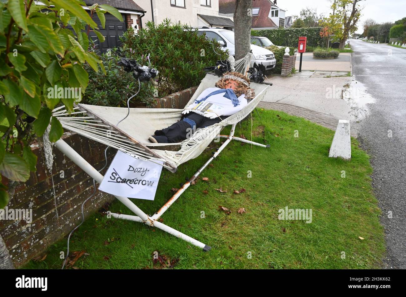 Worthing, Sussex, Großbritannien. Okt. 2021. Ein Dozy Scarecrow, der am jährlichen Vogelscheuchen-Festival und Trail des Ferring-Dorfes in der Nähe von Worthing in West Sussex teilnimmt. Dieses Jahr hat das Ferring Scarecrow Festival und Trail über 70 Einträge von Bewohnern angezogen : Credit Simon Dack/Alamy Live News Stockfoto