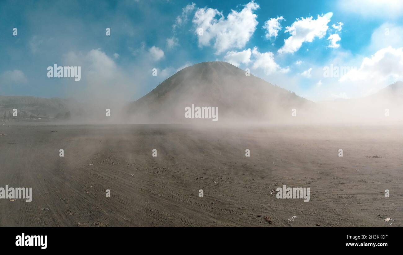 Filmisches Panorama des wunderschönen Vulkans Mount Bromo mit Wüste in Ost-Java Stockfoto