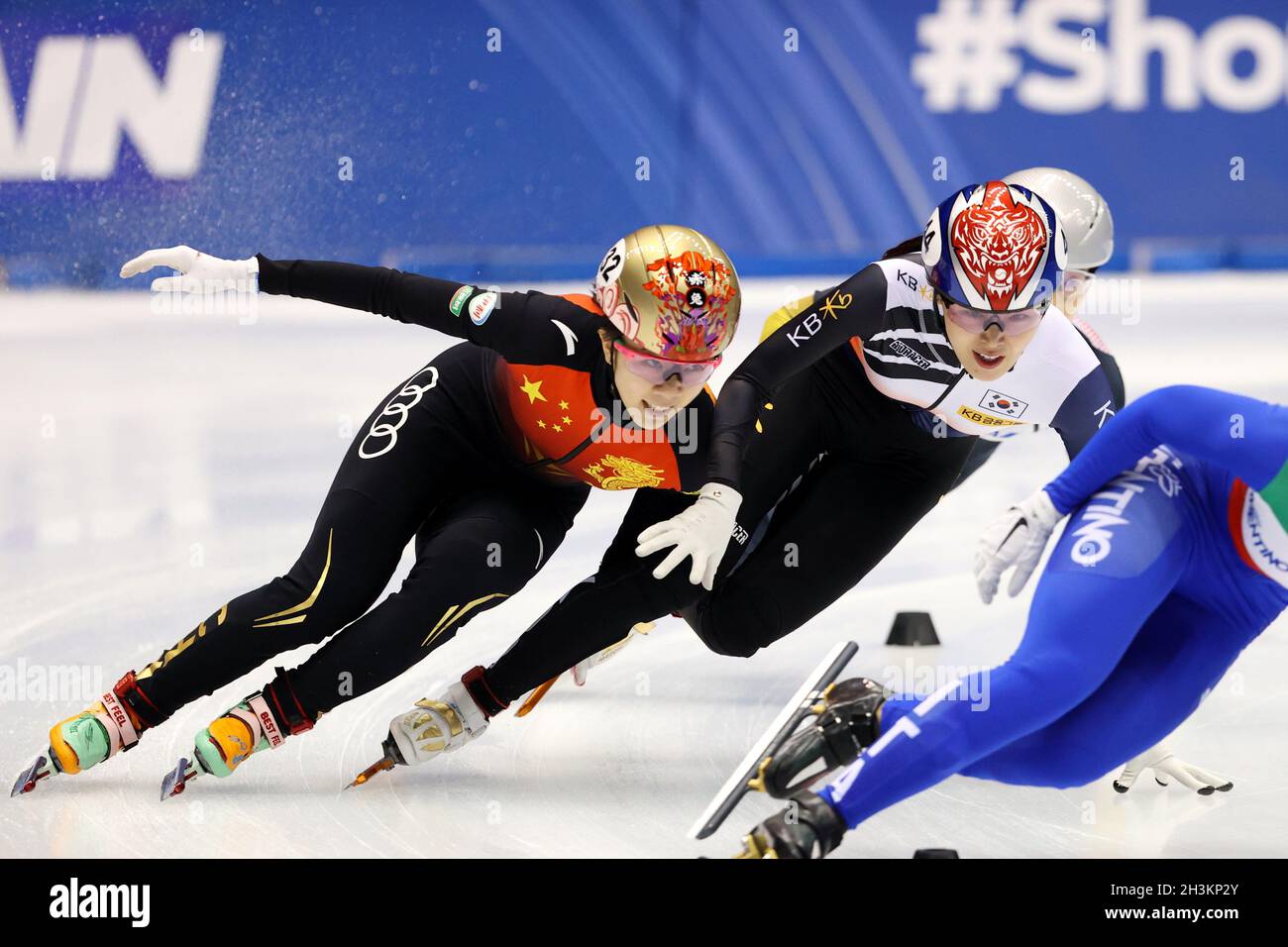 Nippon Gaishi Arena, Nagoya, Aichi, Japan. Oktober 2021. Nippon Gaishi Arena, Nagoya, Aichi, Japan. Oktober 2021. (L-R) Guo Yihan (CHN), Kim A lang (Kor), 28. OKTOBER 2021 - Short Track Skating : ISU World Cup Short Track 2021/22 Nagoya das Viertelfinale der Frauen über 1500 m in der Nippon Gaishi Arena, Nagoya, Aichi, Japan. Quelle: Naoki Nishimura/AFLO SPORT/Alamy Live News Stockfoto