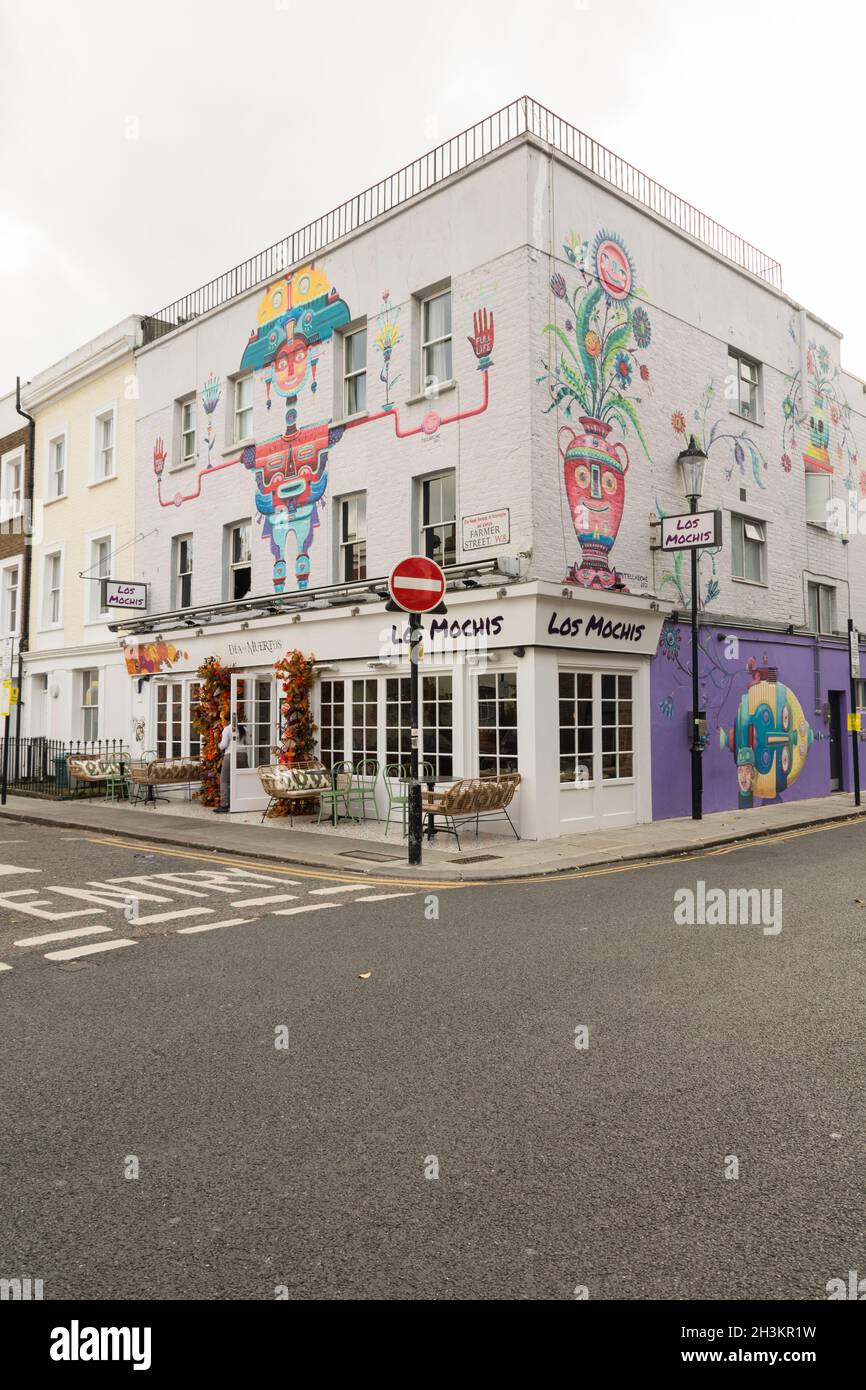 Farbenfrohe Kunstwerke im Restaurant Los Mochis in der Farmer Street, Notting Hill Gate (ehemals Geales Fish Restaurant), Kensington, W8, England, Großbritannien Stockfoto