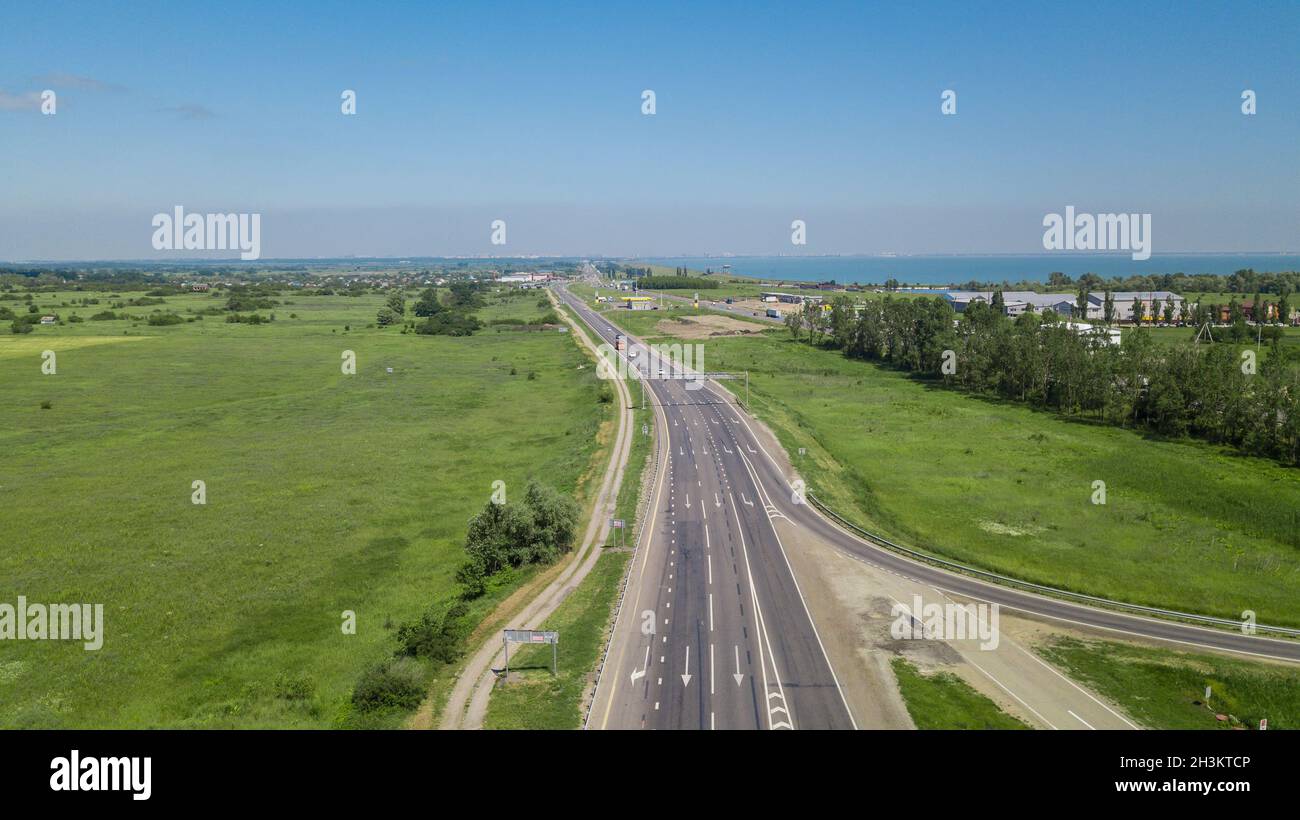 Antenne fliegen unter der Autobahn Verkehr Straße mit Autos und Lkw Stockfoto