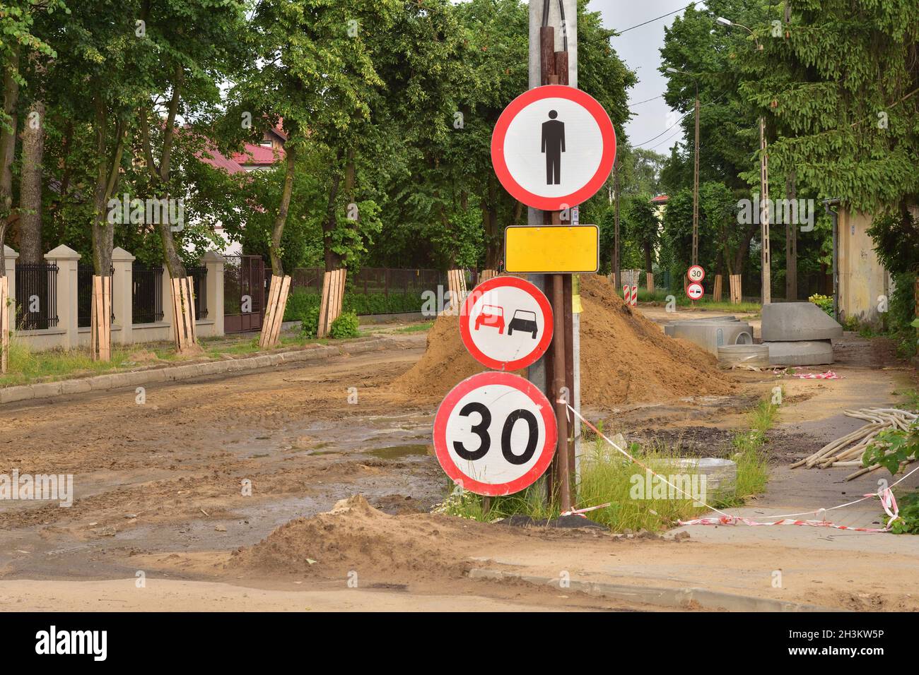 Verbotsschilder an einer renovierten Straße. Kein Fußgängerüberweg. Stockfoto