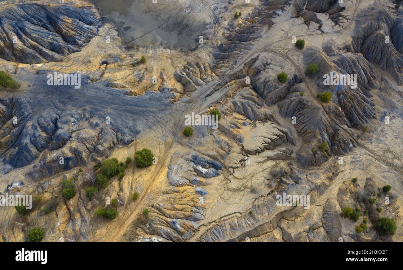 Luftaufnahme von Dünen von Sand und Ton in einem verlassenen Steinbruch. Hügel, Schluchten und Sanddünen. Stockfoto