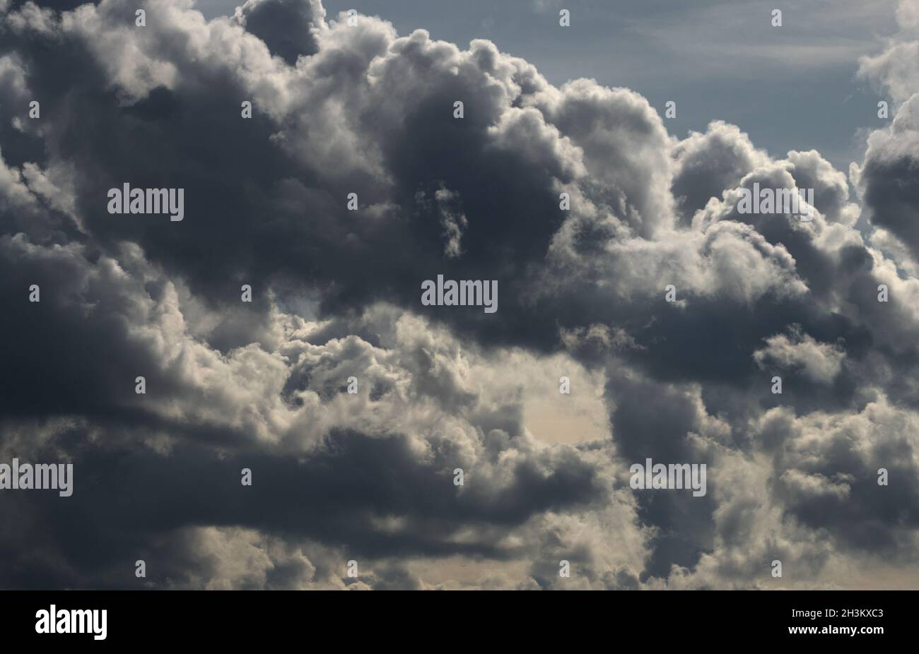 Blick auf die stürmischen Wolken vor Regen. Stürmische Wolken der wechselhaftes Wetter. Stockfoto