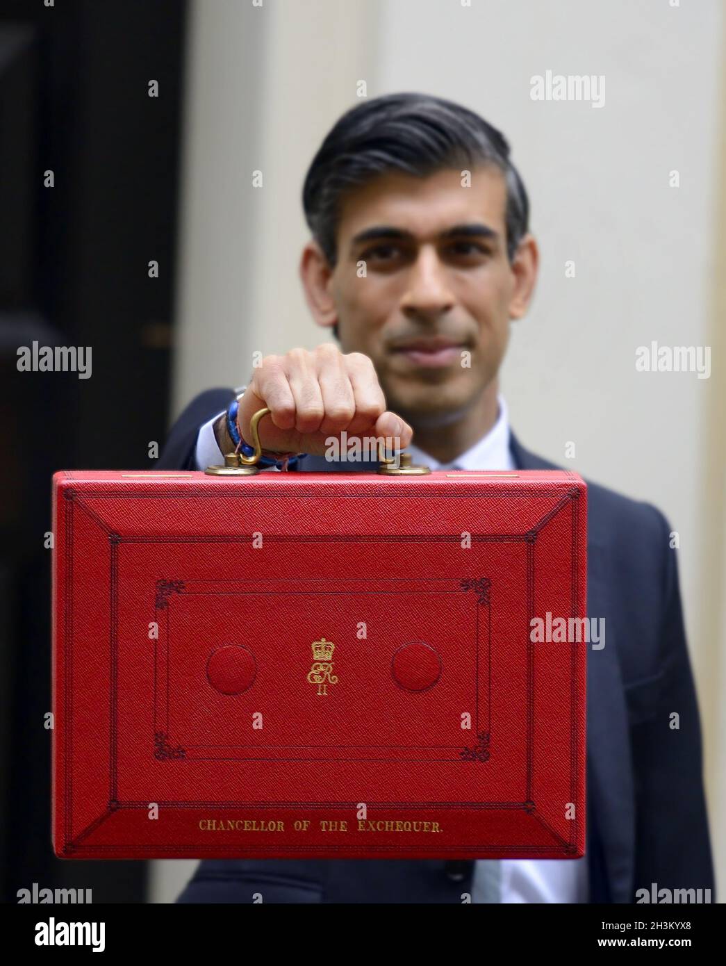 Rishy Sunak, Schatzkanzler, verlässt die Downing Street vor seiner Rede zum Haushaltsplan, 27. Oktober 2021 [Red box Sharp / Kanzler außer Fokus] Stockfoto