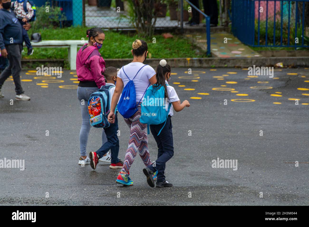 Eltern suchen nach ihren Kindern nach dem ersten Schultag, seit dem Beginn der Pandemie im März 202. Kehren Sie zu den Klassen in Primär- und High-s zurück Stockfoto