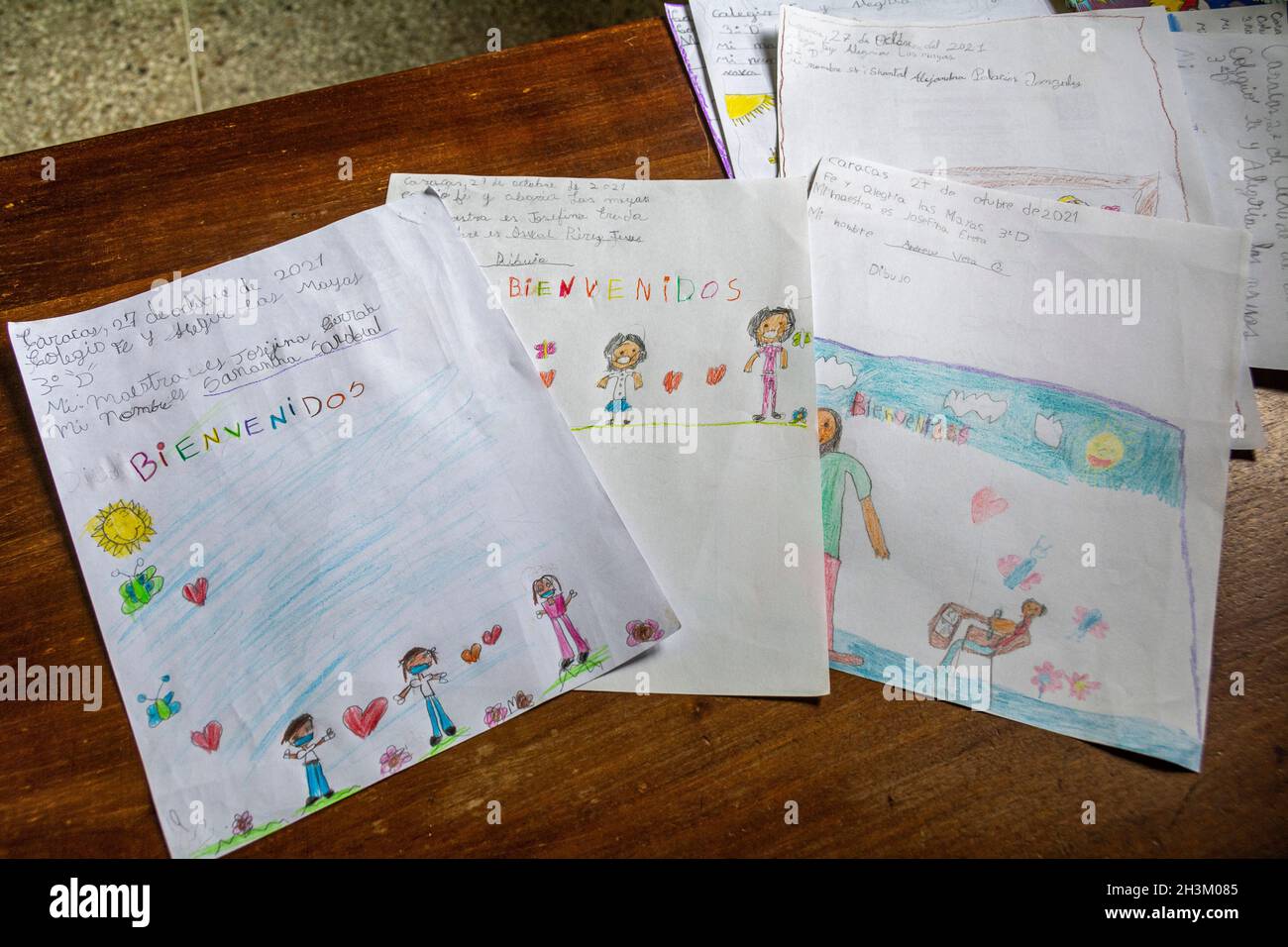 Zeichnungen von Kindern, Schreiben Willkommen zurück in der Schule. Seit Beginn der Pandemie, März 2020, kehren wir in Grund- und Gymnasien zurück. C Stockfoto