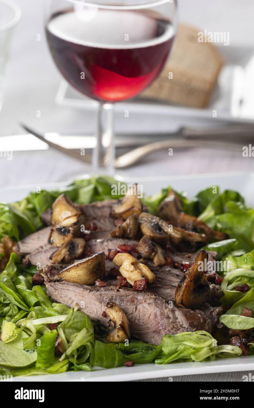 Gegrilltes Steak auf Lammsalat Stockfoto