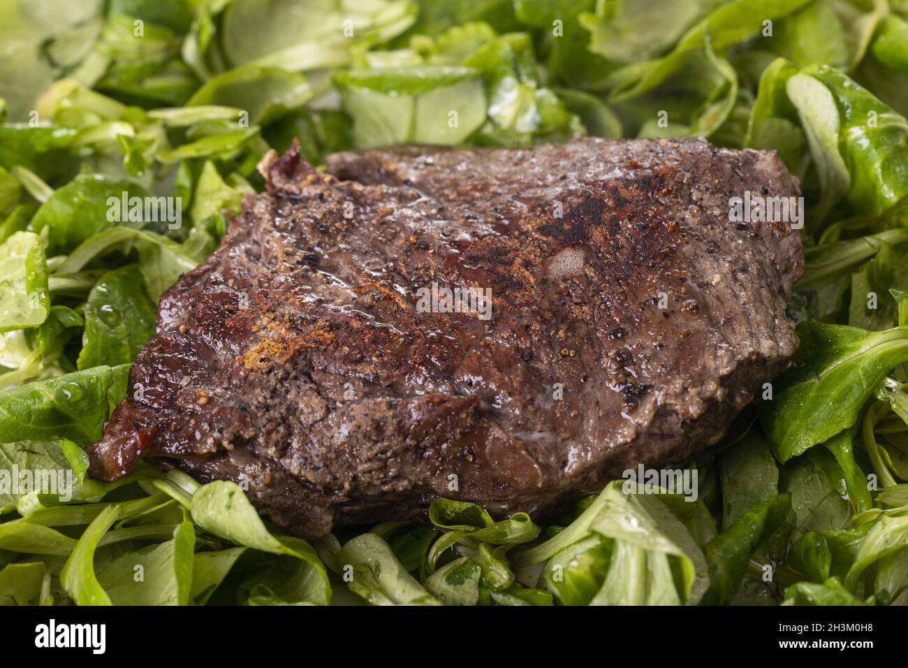 Gegrilltes Steak auf Lammsalat Stockfoto