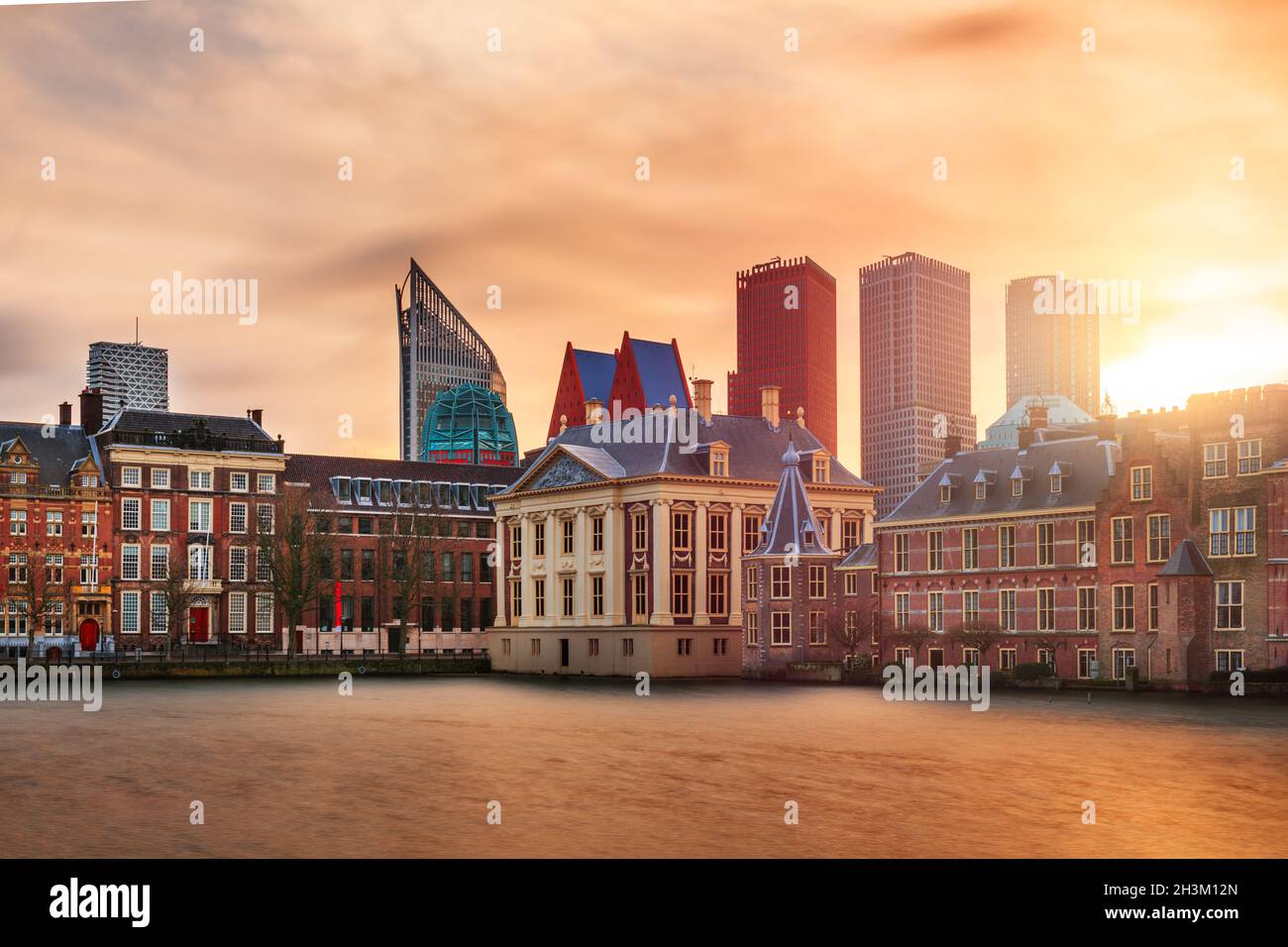Den Haag, Niederlande Stadtbild und Park in der Dämmerung. Stockfoto