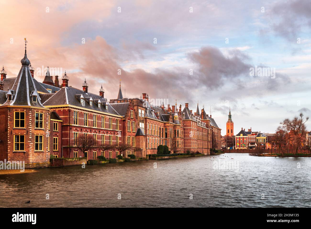 Den Haag, Niederlande am Binnenhof und Graben in der Abenddämmerung. Stockfoto