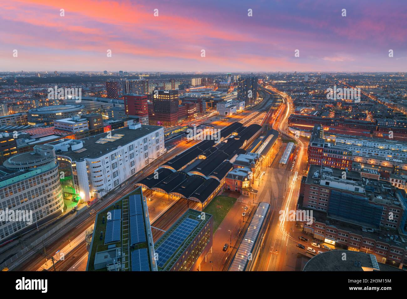 Den Haag, Niederlande Stadtbild mit Blick auf Den Haag HS Bahnhof in der Dämmerung. Stockfoto