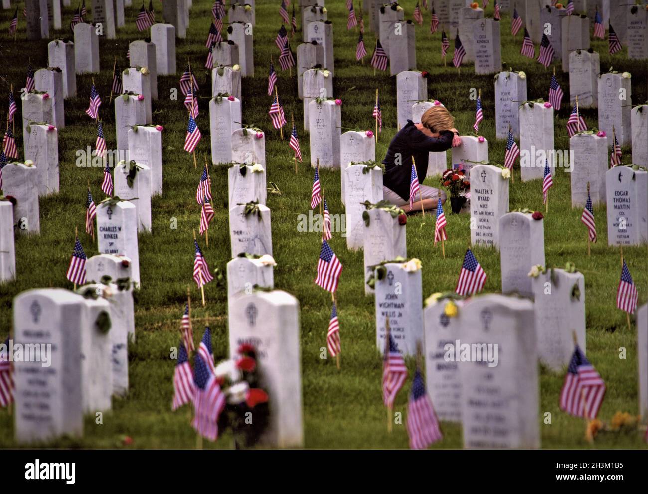Trauernde Frau auf einem Friedhof zum Memorial Day oder Veterans Day Stockfoto