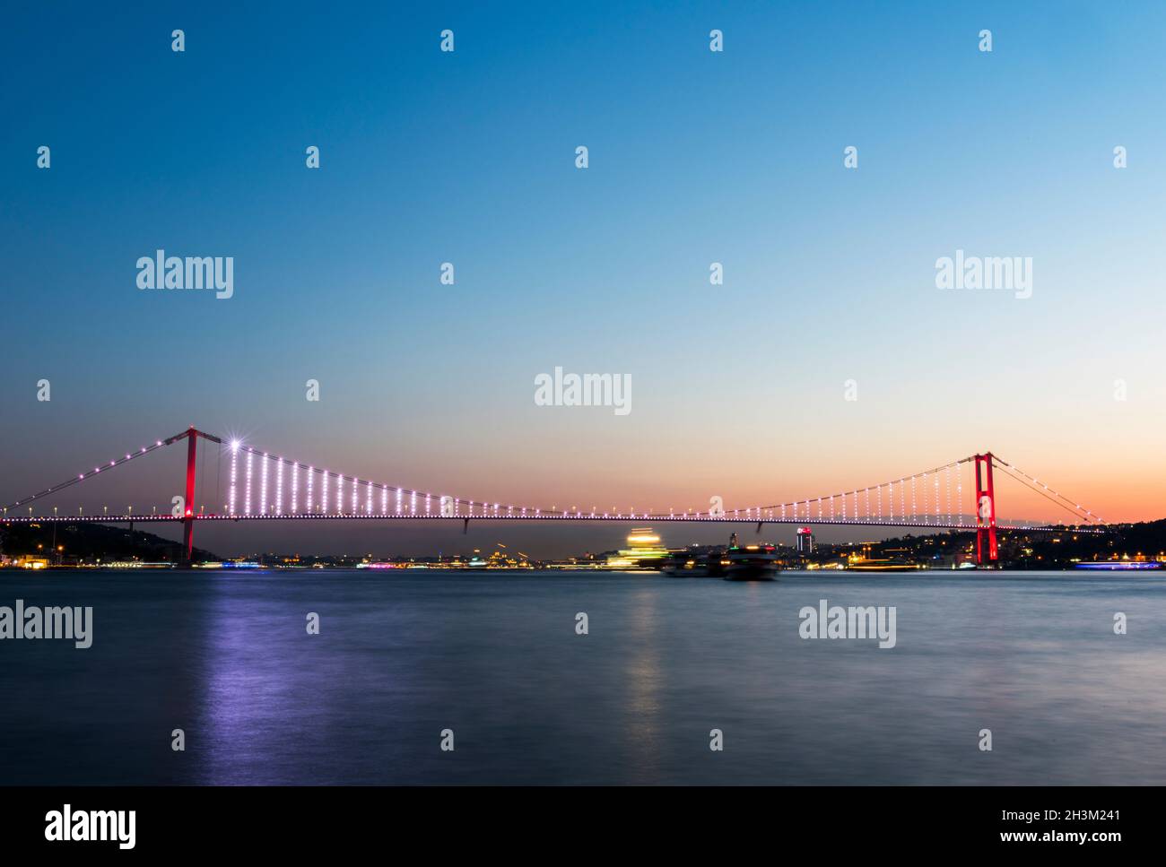 15. Juli Märtyrerbrücke (türkisch: 15 Temmus Sehitler Koprusu) mit blauem Himmel in Istanbul, Türkei. Istanbul Bosporus-Brücke. Stockfoto