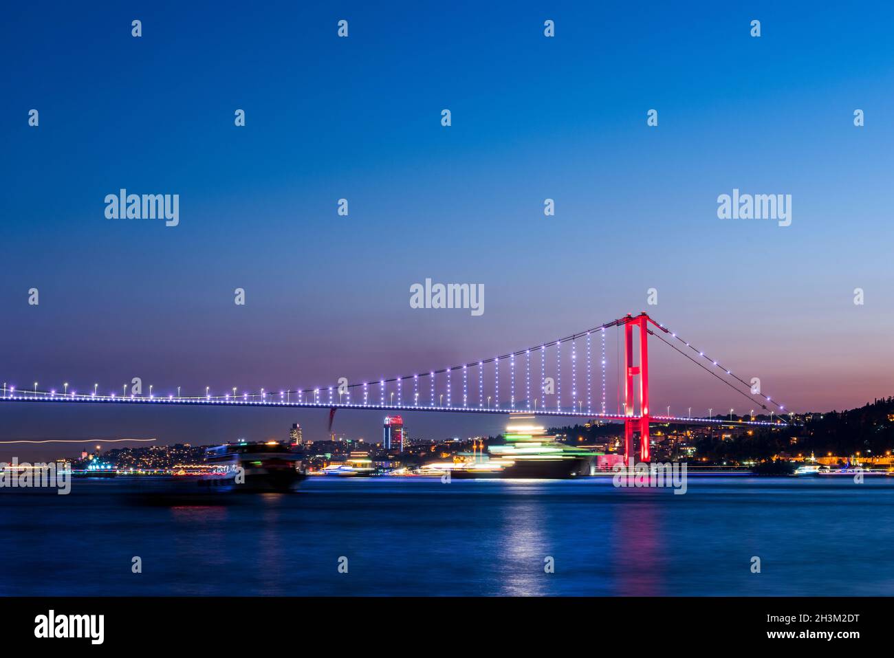 15. Juli Märtyrerbrücke (türkisch: 15 Temmus Sehitler Koprusu) in Istanbul, Türkei. Stockfoto