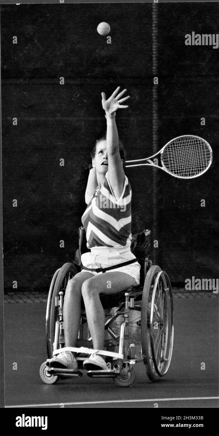 25-jährige Frau, die nach einer Rückenverletzung im Teenageralter von ihrem Rollstuhl aus Tennis spielt, gewann Ann 1980 einen lokalen Wettbewerb in Los Angeles, USA Stockfoto