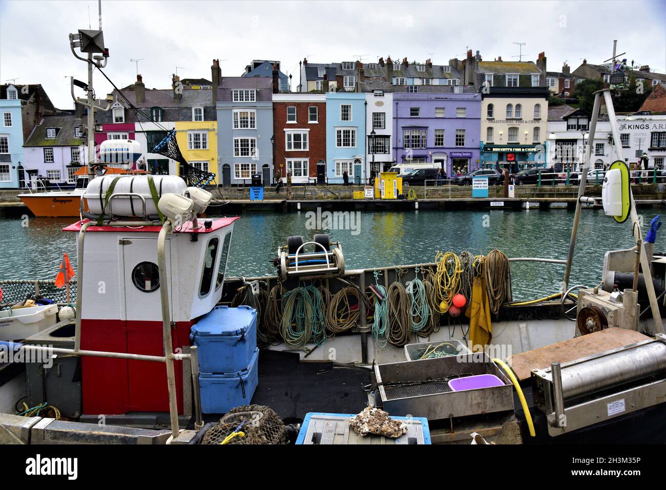 Fischtrawler liegen im Old Harbour Weymouth, Dorset, England, Großbritannien. Bild während eines Fischereistreits nach dem Brexit mit Frankreich, Oktober 2021. Stockfoto