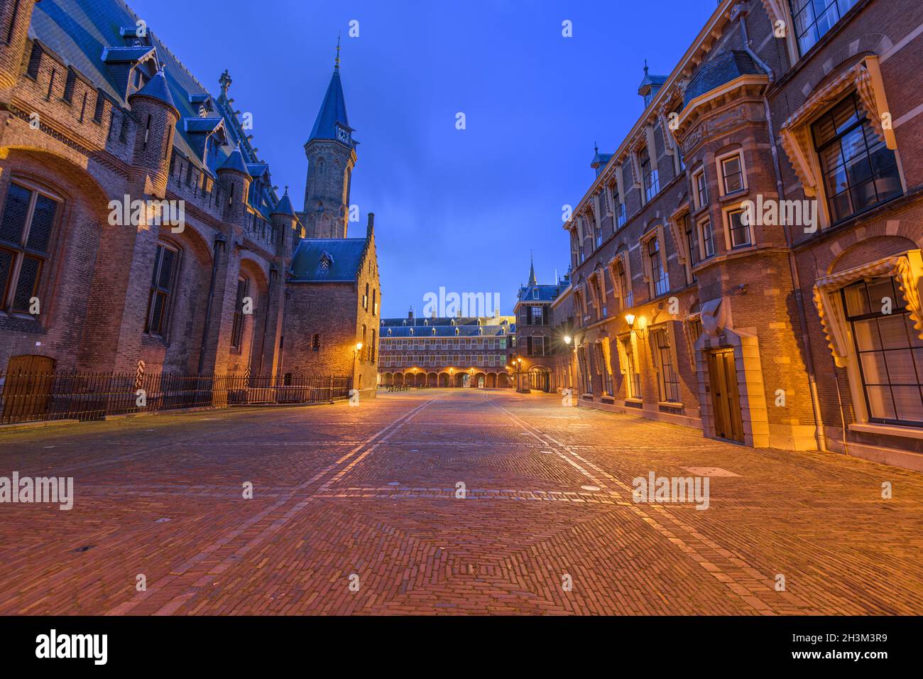 Den Haag, Niederlande am Binnenhof und Ridderzaal in der Dämmerung. Stockfoto