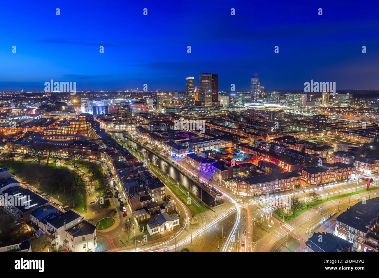 Den Haag, die Skyline der niederländischen Innenstadt bei Dämmerung. Stockfoto
