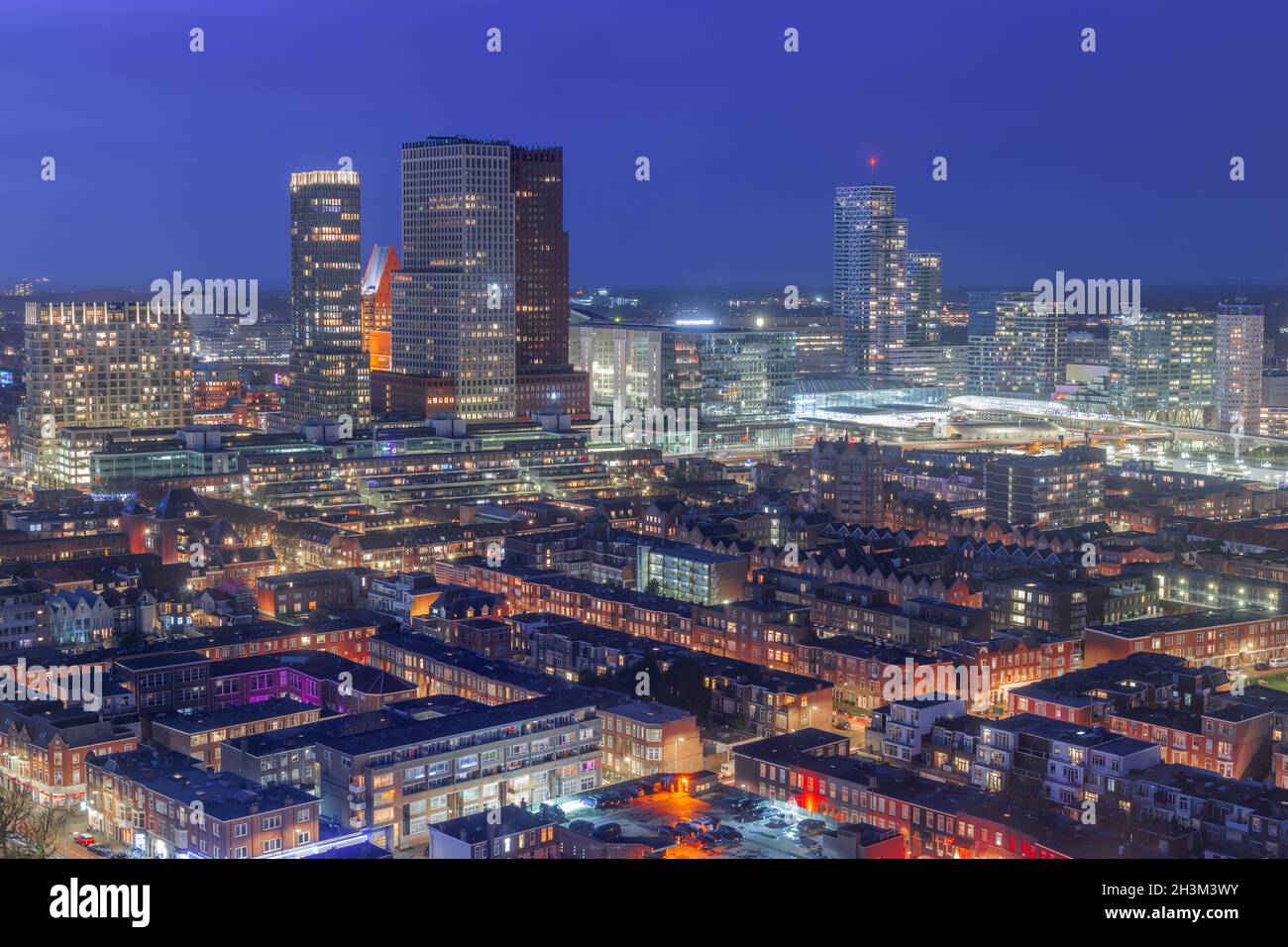 Den Haag, die Skyline der niederländischen Innenstadt bei Dämmerung. Stockfoto
