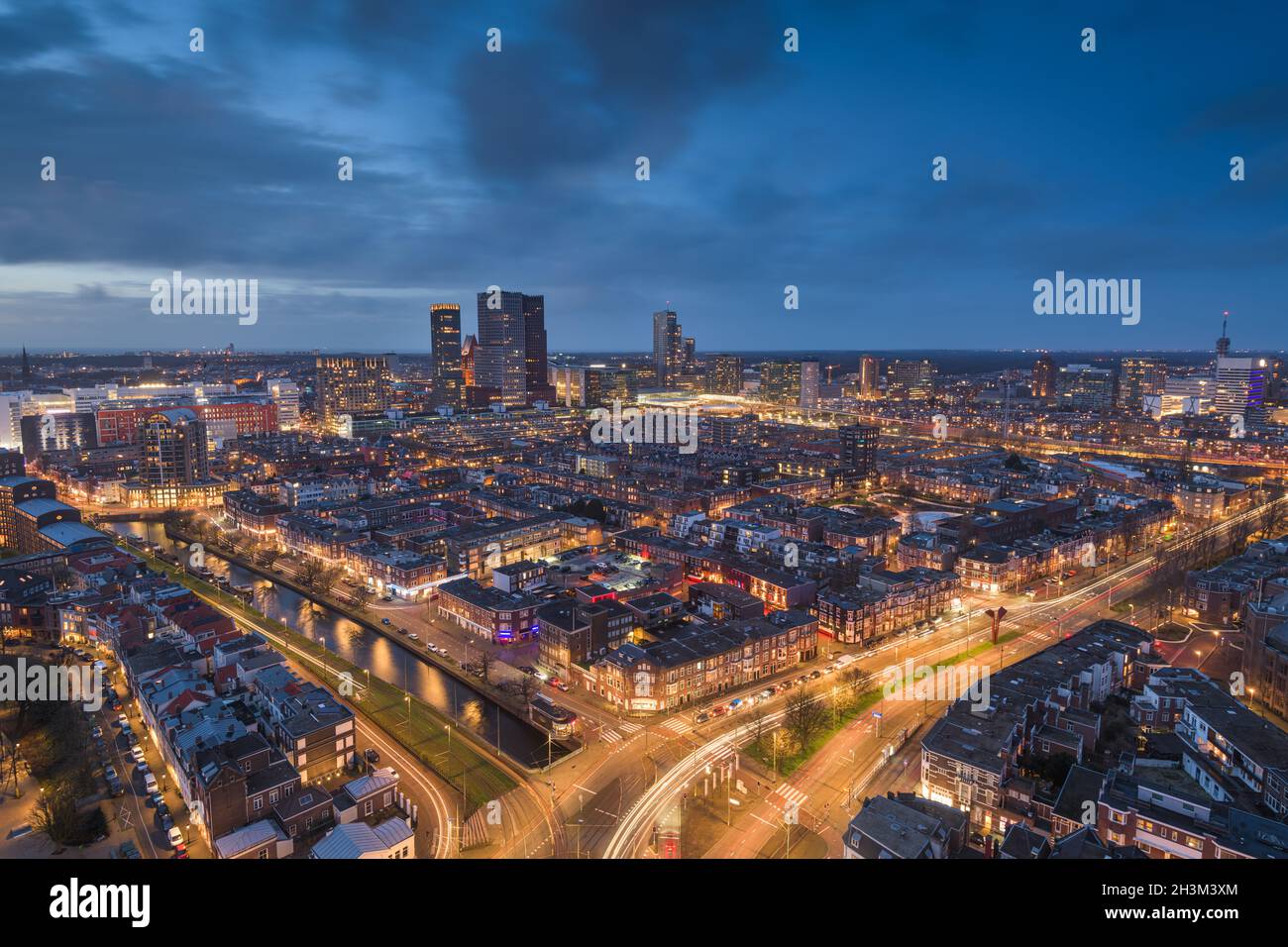 Den Haag, die Skyline der niederländischen Innenstadt bei Dämmerung. Stockfoto