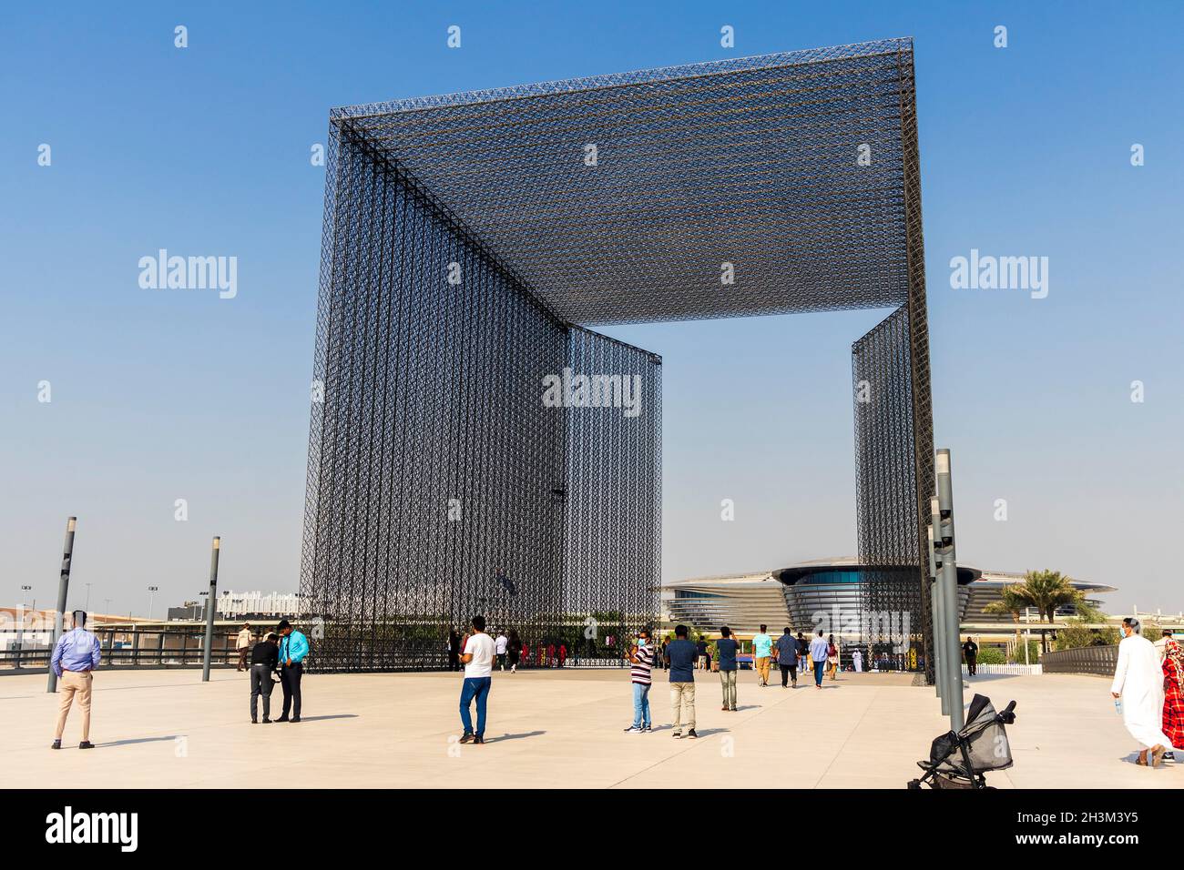 Dubai, VAE - 10.16.2021 Haupteingang eines Mobilitätspavillons der EXPO 2020 Stockfoto