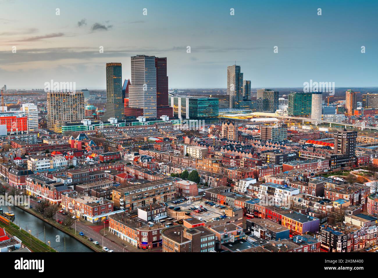 Den Haag, die Skyline der niederländischen Innenstadt bei Dämmerung. Stockfoto