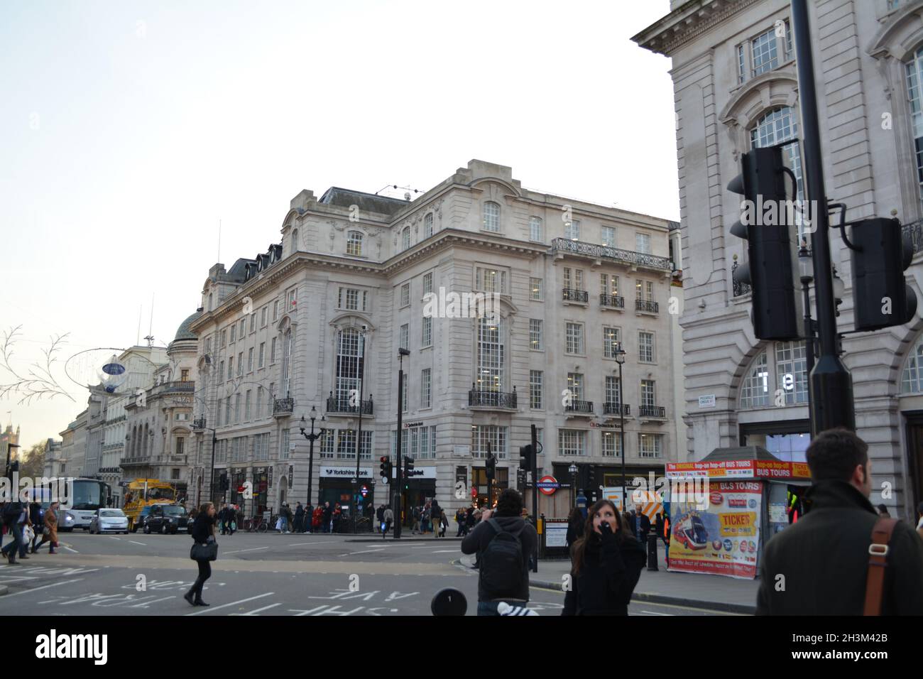LONDON, VEREINIGTES KÖNIGREICH - 16. Dez 2014: London, Vereinigtes Königreich - 16 2014. Dezember: Das normale Leben der Menschen im Zentrum von london. Stockfoto